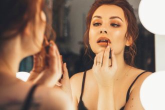 Το επαγγελματικό κόλπο για να διαλέξετε την απόχρωση κραγιόν