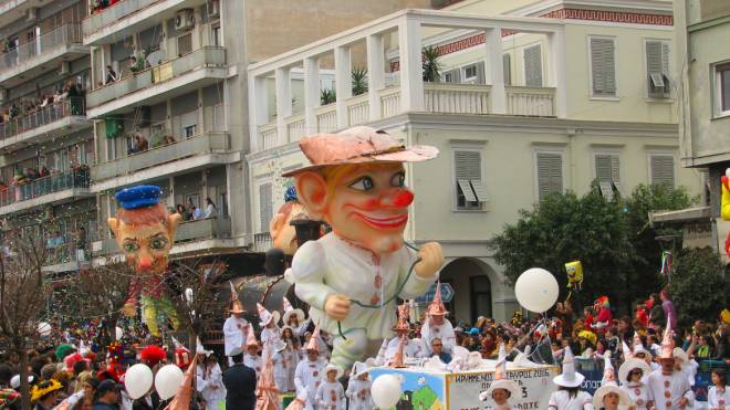 Σε έντονους καρναβαλικούς ρυθμούς ζει ξανά η Πάτρα - Νυχτερινή ποδαράτη απόψε με περισσότερους από 50.000 καρναβαλιστές στους δρόμους!