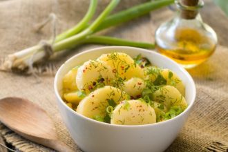 Υγιεινή και χορταστική πατατοσαλάτα