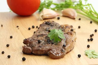 Χοιρινές μπριζόλες με σάλτσα πιπεριού