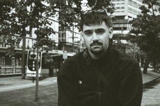 Κώστας Σιάφης: Ποιος είναι ο επικός TikΤoker που «σαρώνει» στο Αλ Τσαντίρι