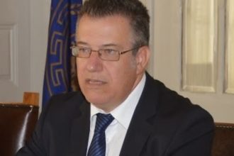 Τα συνεργεία του Δήμου κλάδευαν αρμυρίκια για να βάλουν παγκάκια με επιβλέποντα δημοτικό σύμβουλο!