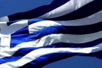 Πάτρα: Πουλούσαν στο δρόμο Ελληνικές Σημαίες...