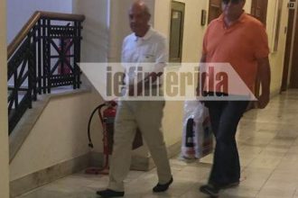 Ο Κώστας Σημίτης, ηλιοκαμένος, με σπορ εμφάνιση, στην έρημη Βουλή