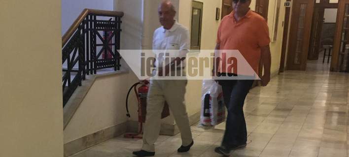 Ο Κώστας Σημίτης, ηλιοκαμένος, με σπορ εμφάνιση, στην έρημη Βουλή