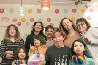 Single μητέρες αγοράζουν ένα σπίτι μαζί και μεγαλώνουν παρέα τα παιδιά τους