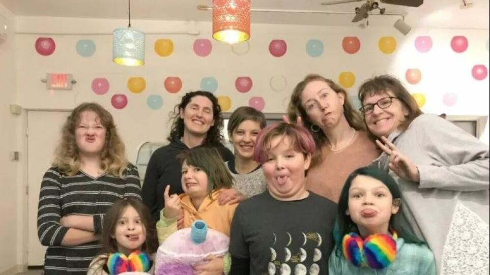 Single μητέρες αγοράζουν ένα σπίτι μαζί και μεγαλώνουν παρέα τα παιδιά τους