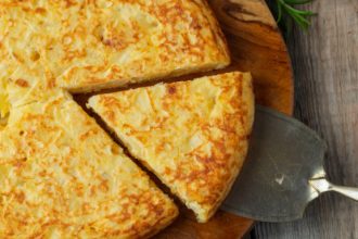 Η πιο νόστιμη συνταγή για αυγά με πατάτες και φέτα