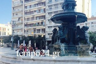 Πάτρα: Βουτιές και παιχνίδια στο συντριβάνι της Πλατείας Γεωργίου - ΦΩΤΟΓΡΑΦΙΕΣ