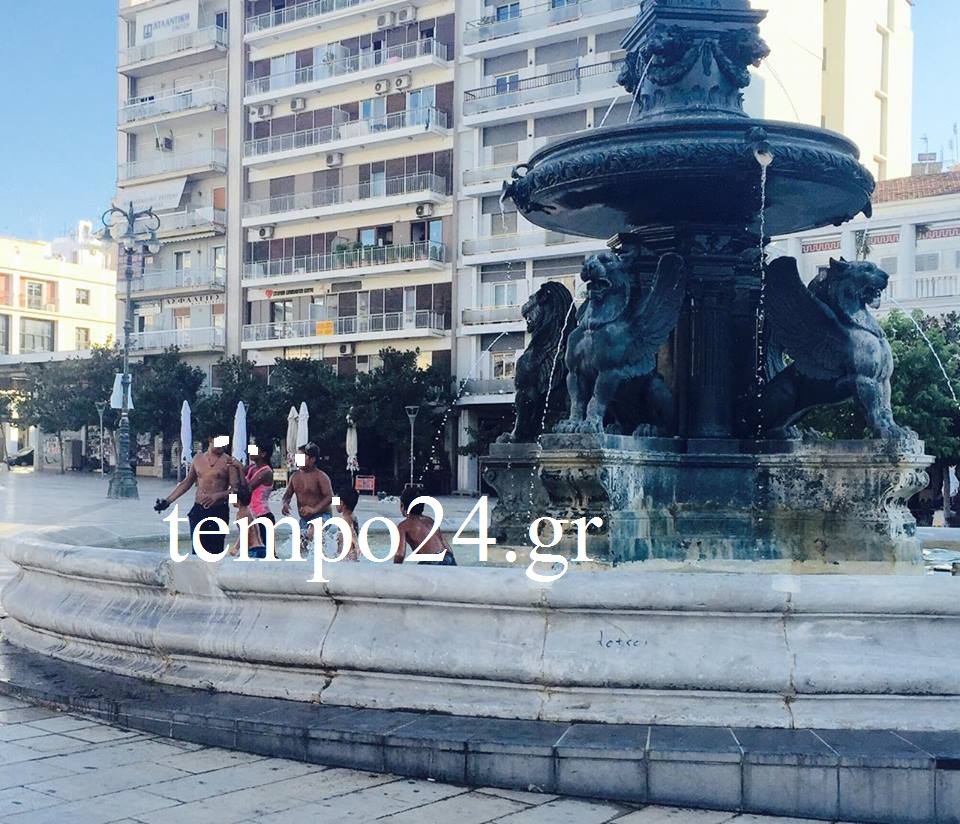 Πάτρα: Βουτιές και παιχνίδια στο συντριβάνι της Πλατείας Γεωργίου - ΦΩΤΟΓΡΑΦΙΕΣ