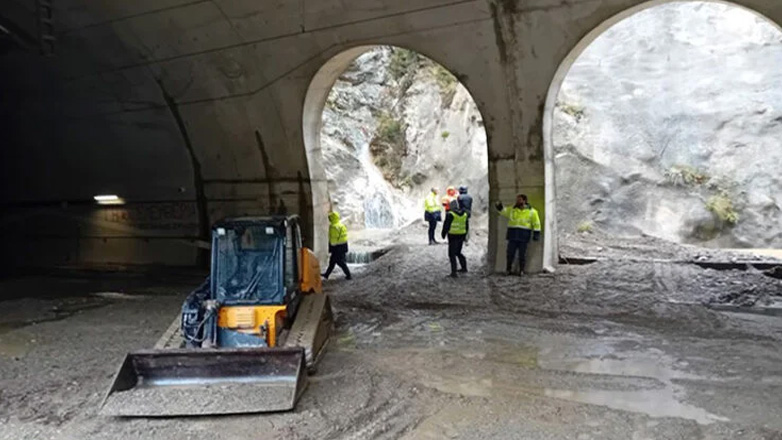Κλειστή παραμένει η σιδηροδρομική γραμμή Θεσσαλονίκης – Αθήνας στη σήραγγα των Τεμπών