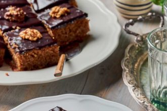 Σιροπιαστή καρυδόπιτα με γλάσο κακάο