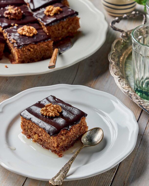 Σιροπιαστή καρυδόπιτα με γλάσο κακάο