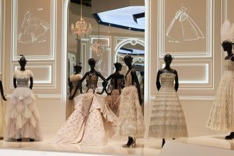 Η έκθεση για τον Γάλλο μόδιστρο Christian Dior μεταφέρεται στη Νέα Υόρκη