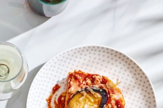 Σιτσιλιάνικα λαζάνια σε σάλτσα ντομάτας με πέστο, τυριά και μελιτζάνες