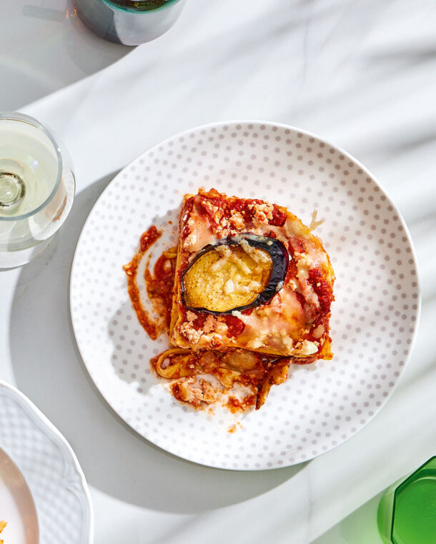 Σιτσιλιάνικα λαζάνια σε σάλτσα ντομάτας με πέστο, τυριά και μελιτζάνες