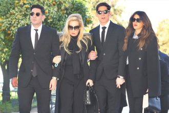 Πλήθος κόσμου και συγκίνηση στην κηδεία του εκδότη Αντώνη Λυμπέρη - ΦΩΤΟ