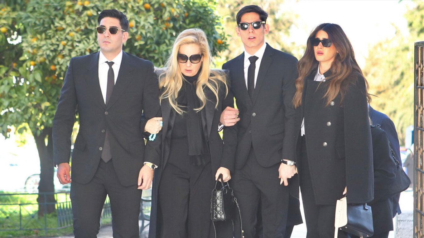 Πλήθος κόσμου και συγκίνηση στην κηδεία του εκδότη Αντώνη Λυμπέρη - ΦΩΤΟ