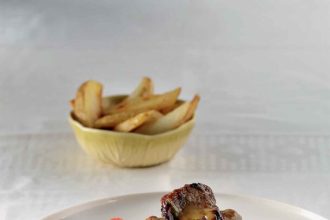 Σκαλοπίνια μοσχαρίσια με ντοματίνια, πιπεριές και μαντζουράνα