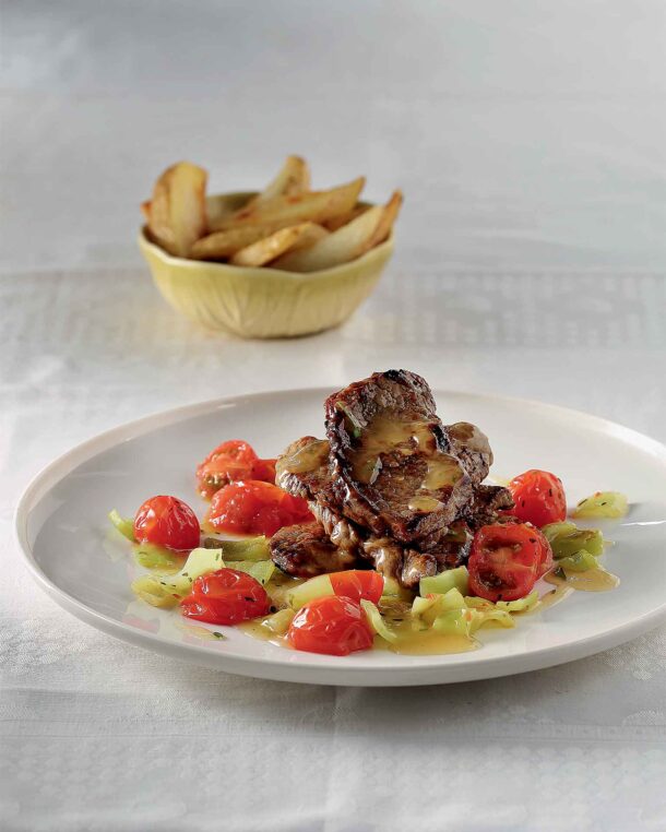 Σκαλοπίνια μοσχαρίσια με ντοματίνια, πιπεριές και μαντζουράνα