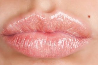 Πώς θα περιποιηθείτε σωστά τα ξηρά χείλη;