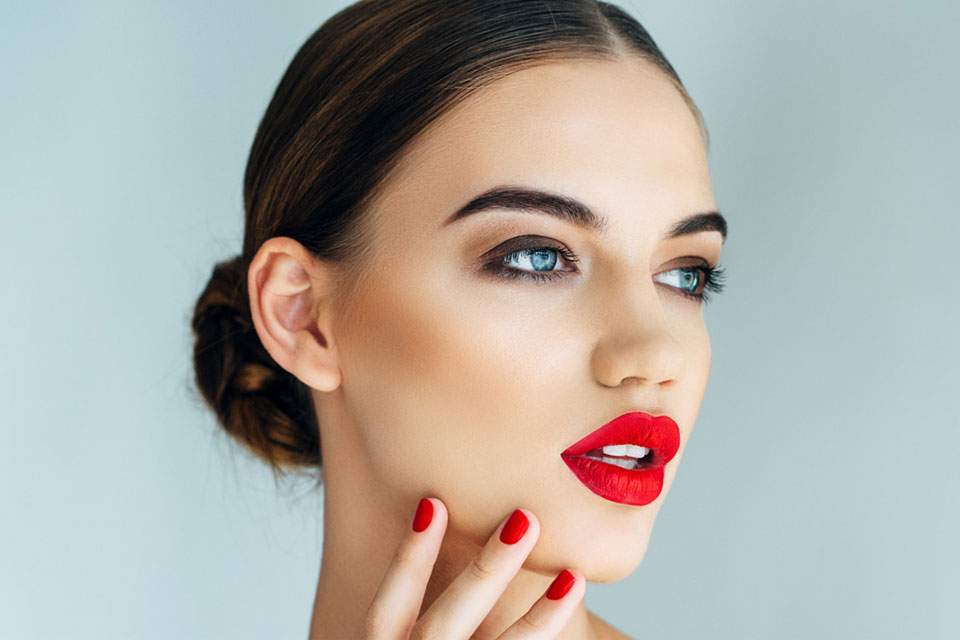 Πρόσωπο: Πώς να αποφύγετε την «γυαλάδα» από την ζέστη