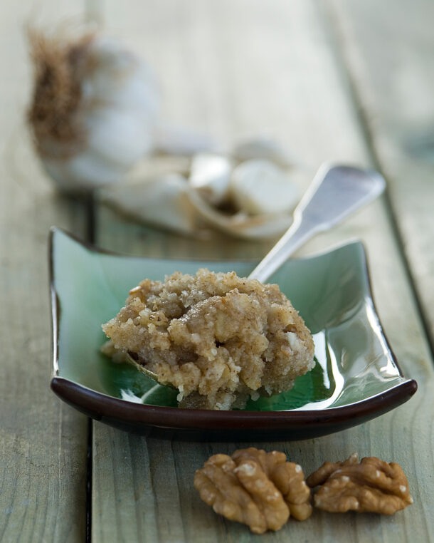 Σκορδαλιά με καρύδια