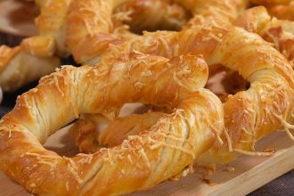 Σκορδοκούλουρα με βουτυρένια ζύμη