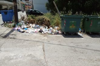 Πάτρα: Ένα μήνα παρακαλούν για τα σκουπίδια...