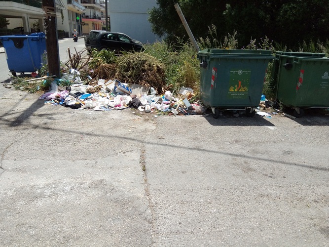 Πάτρα: Ένα μήνα παρακαλούν για τα σκουπίδια...