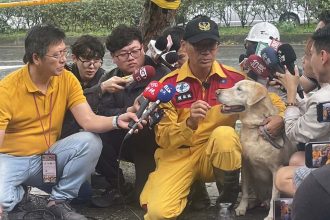 Υπερβολικά παιχνιδιάρης για τη Δίωξη Ναρκωτικών, έγινε ήρωας στον σεισμό – Η ιστορία του Ρότζερ