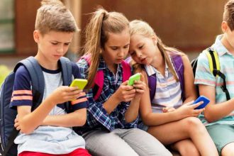Η ανήσυχη γενιά Ζ: Ένας ψυχολόγος αναλύει το ρόλο των smartphone στο άγχος των παιδιών