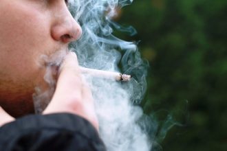 Κάθε τσιγάρο κλέβει 20 λεπτά ζωής από τους καπνιστές, σύμφωνα με νέα μελέτη