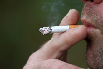 Ιταλία: Από το 2025 απαγορεύεται το κάπνισμα σε εξωτερικούς χώρους του Μιλάνο