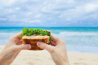 Ψυγειάκι παραλίας: Χρήσιμα tips για να το γεμίσετε με τα απαραίτητα σνακ και ποτά