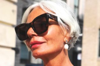 Οι βιταμίνες που ενισχύουν τη λάμψη και τη νεανικότητα της επιδερμίδας, μετά τα 50