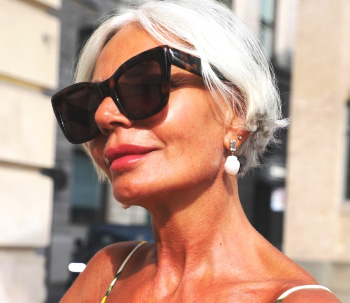 Οι βιταμίνες που ενισχύουν τη λάμψη και τη νεανικότητα της επιδερμίδας, μετά τα 50