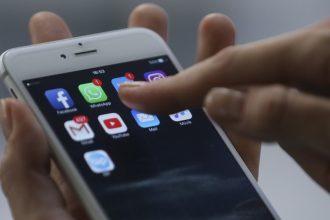 Τα κορίτσια είναι πιο ευάλωτα στα social media από τα αγόρια