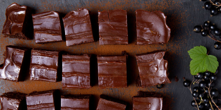 Συνταγή για πανεύκολα σοκολατάκια με σοκοφρέτα και πραλίνα!