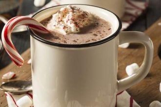 Ζεστή σοκολάτα με κόκκινο κρασί: Το νέο χειμερινό ρόφημα που όλοι θέλουν να δοκιμάσουν