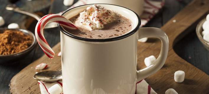 Ζεστή σοκολάτα με κόκκινο κρασί: Το νέο χειμερινό ρόφημα που όλοι θέλουν να δοκιμάσουν