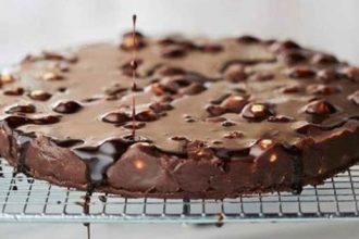 Σοκολατένιο γλύκισμα με Maltesers και ζαχαρούχο γάλα