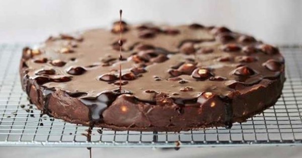 Σοκολατένιο γλύκισμα με Maltesers και ζαχαρούχο γάλα