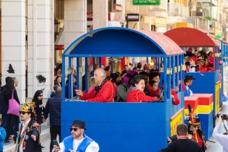 Έντονη καρναβαλική ατμόσφαιρα στο κέντρο της πόλης το μεσημέρι του Σαββάτου (ΦΩΤΟ)
