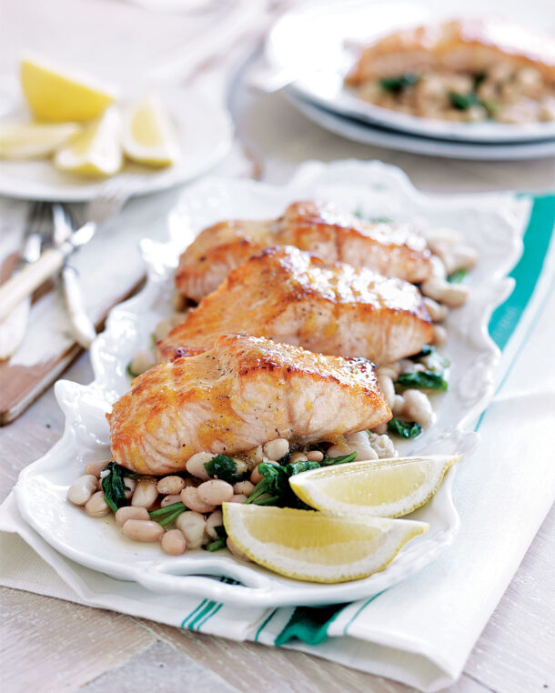 Σολομός με φασόλια και σπανάκι