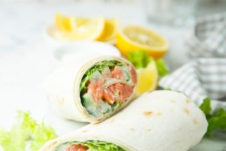 Τορτίγιες με σολομό και τυρί κρέμα