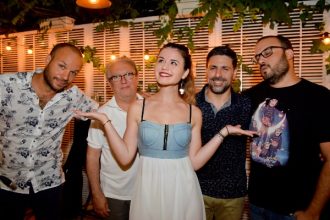 Ενθουσίασαν οι Lost in Translation στο πρώτο live τους στον Κήπο του Royal