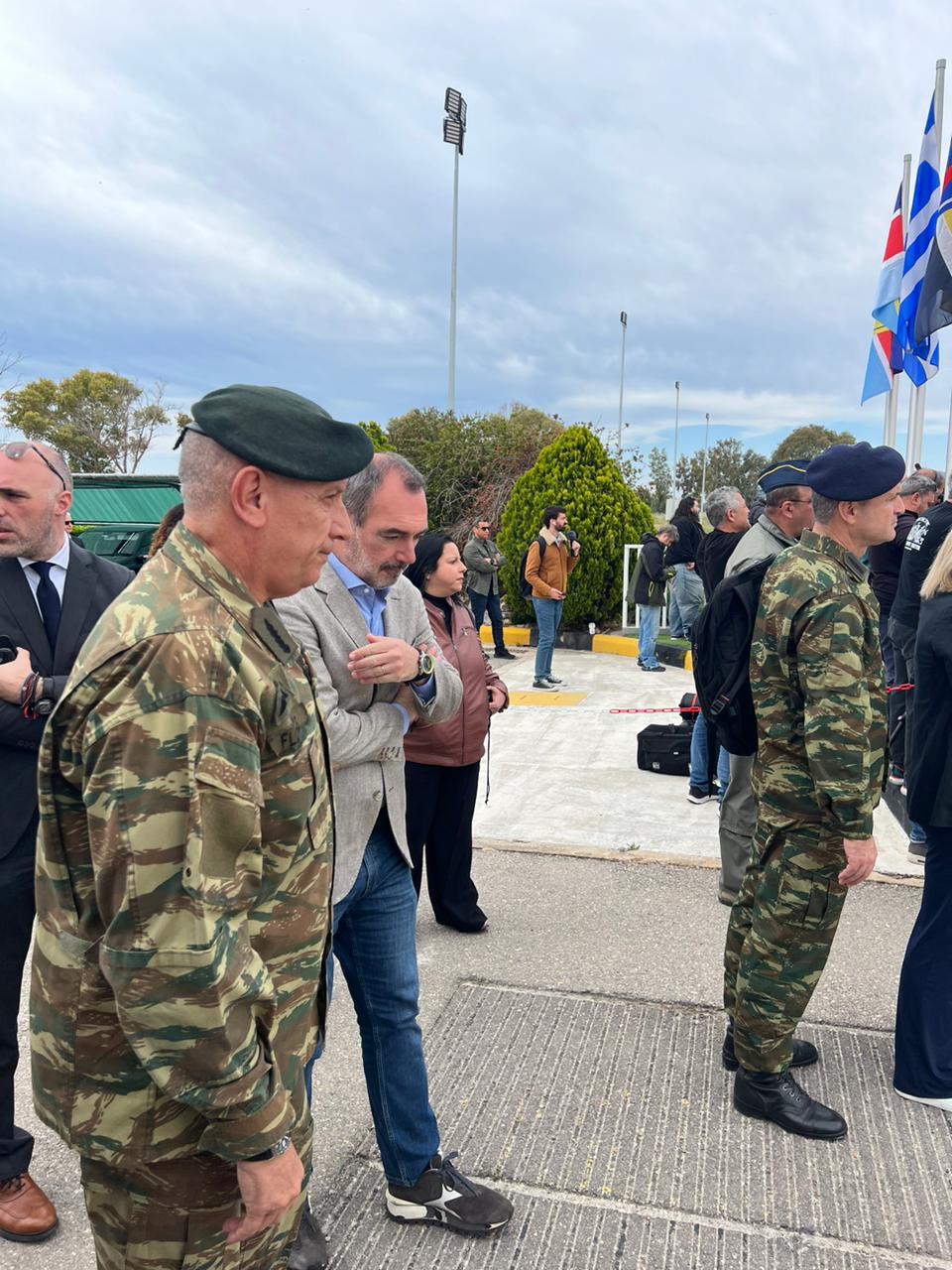 Ο Υφυπουργός Εξωτερικών Ανδρέας Κατσανιώτης στην υποδοχή των Ελλήνων από το Σουδάν