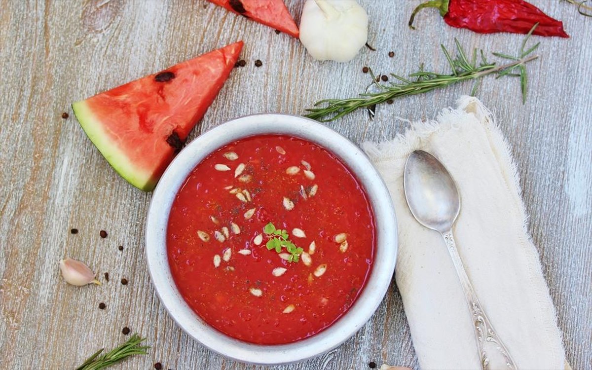 Φτιάξτε υπέροχη και δροσερή σούπα καρπουζιού