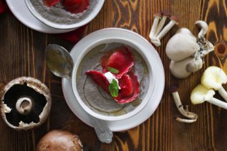 Βελουτέ σούπα μανιταριών με κάστανα και τορτελίνια